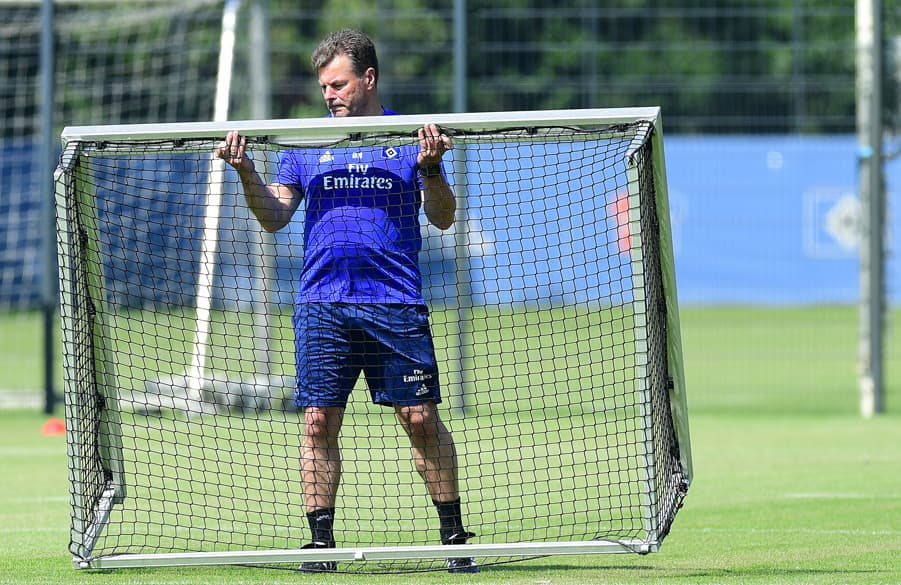 Dieter Hecking hebt ein Tor im Training an.