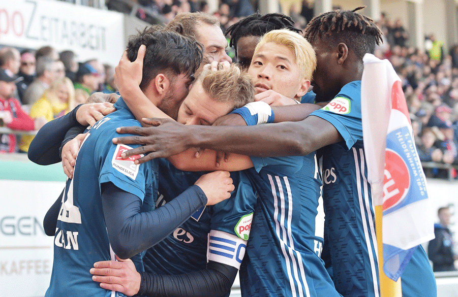 Trainer Hannes Wolf war sehr zufrieden mit dem Zusammenhalt und Teamspirit seiner Mannschaft, die durch Geschlossenheit die personellen Engpässe wettmachte - und am Ende einen verdienten Punkt mitnahm.