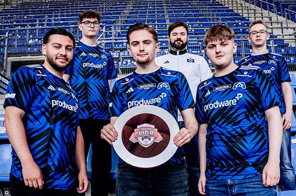 Das Hamburger-Meister-Team: Oben (v.l.): Max Firle, Trainer David Utermark, Tom Schulze; Unten (v.l.): Can Polat Kiyatcig, Lauryn Liutkus, Fadlan Nuhiu.