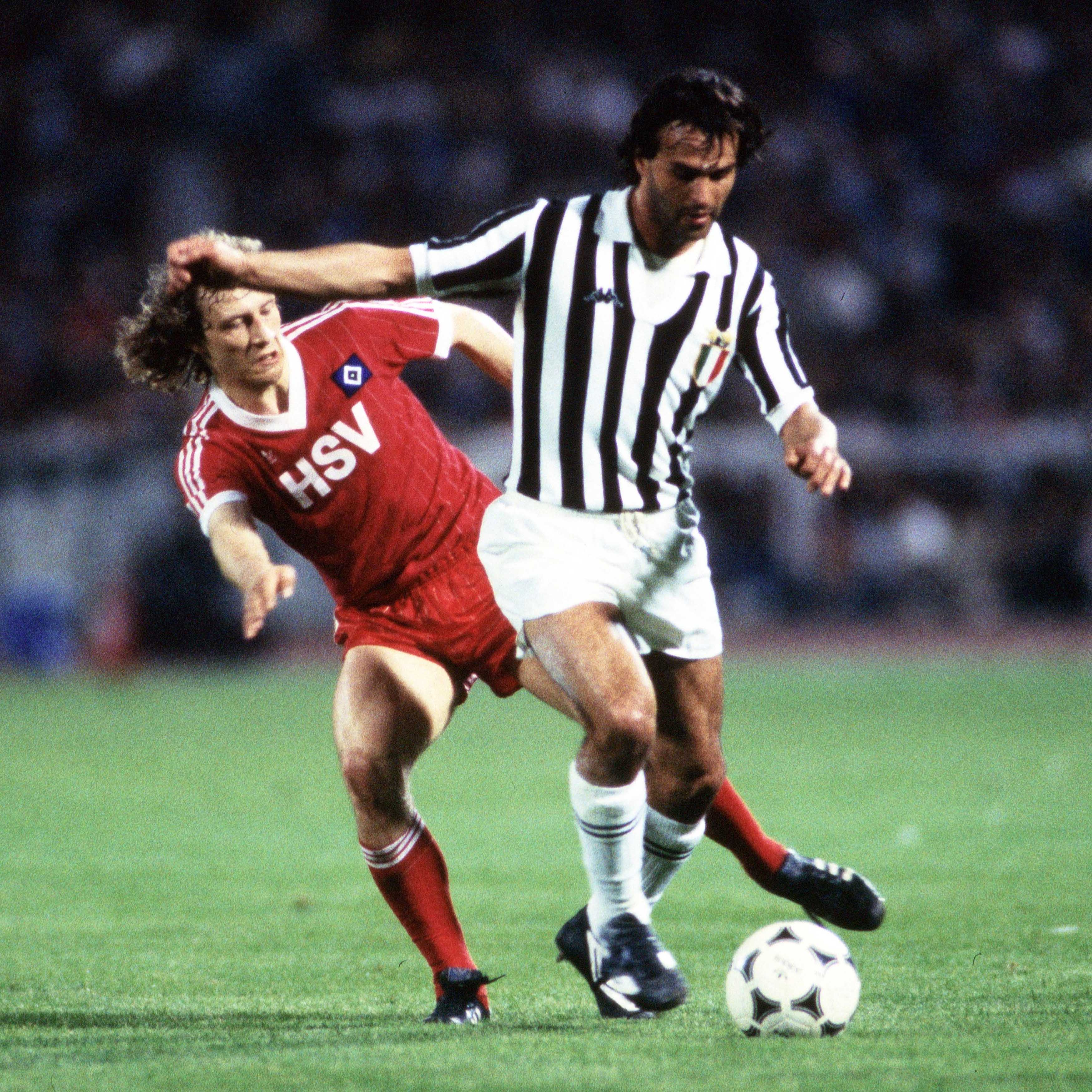Wolfgang Rolff im Finale des Europapokals der Landesmeister 1983 im Laufduell mit einem Spieler von Juventus Turin