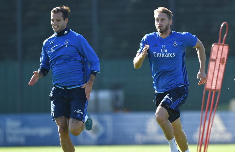 Dennis Diekmeier und Aaron Hunt sprinten im Training.