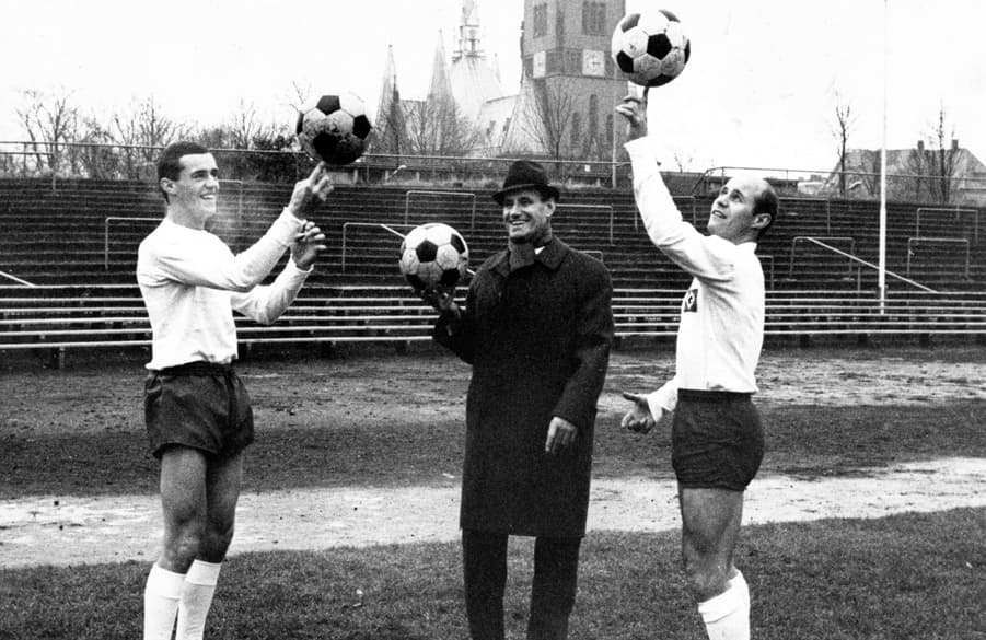 Die Dörfels als Fußball-Dynastie: Bernd Dörfel und Bruder "Charly" mit Vater Friedo (M.).  