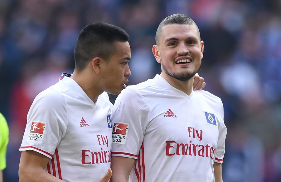 Bobby Wood und Kyriakos Papadopoulos sprechen miteinander auf dem Feld.