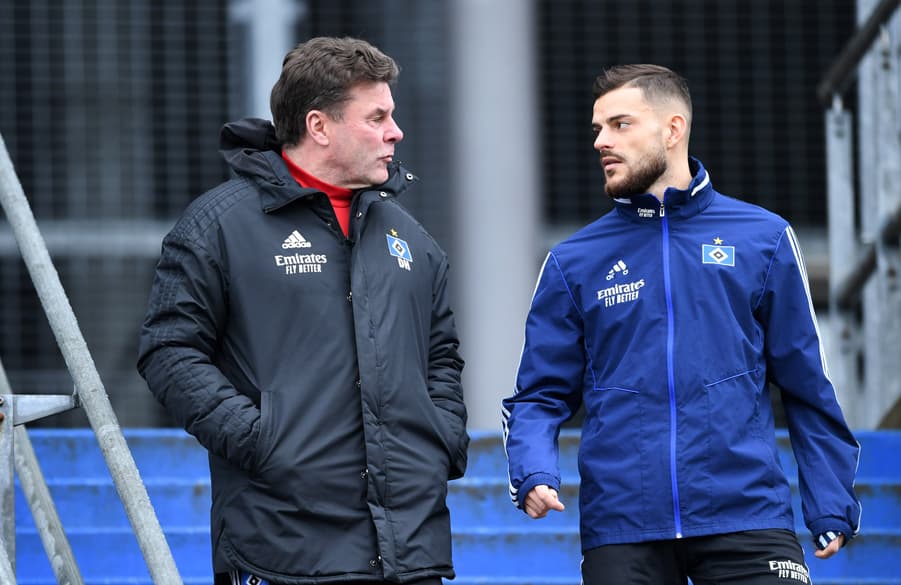 Dieter Hecking - hier im Gespräch mit Top-Vorlagengeber Tim Leibold - will bei der Mannschaftsführung seiner Linie treu bleiben.