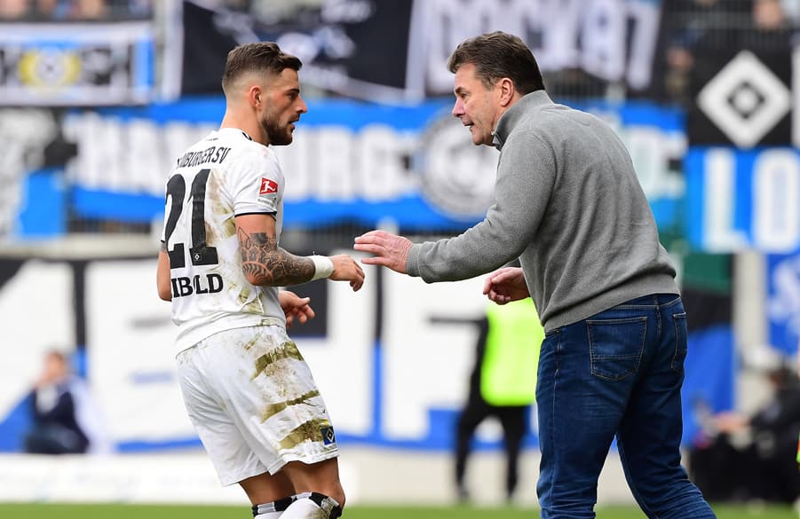 Der großen Erfahrung und Qualität von Trainer Dieter Hecking misst Bernd Hoffmann eine entscheidende Rolle zu.