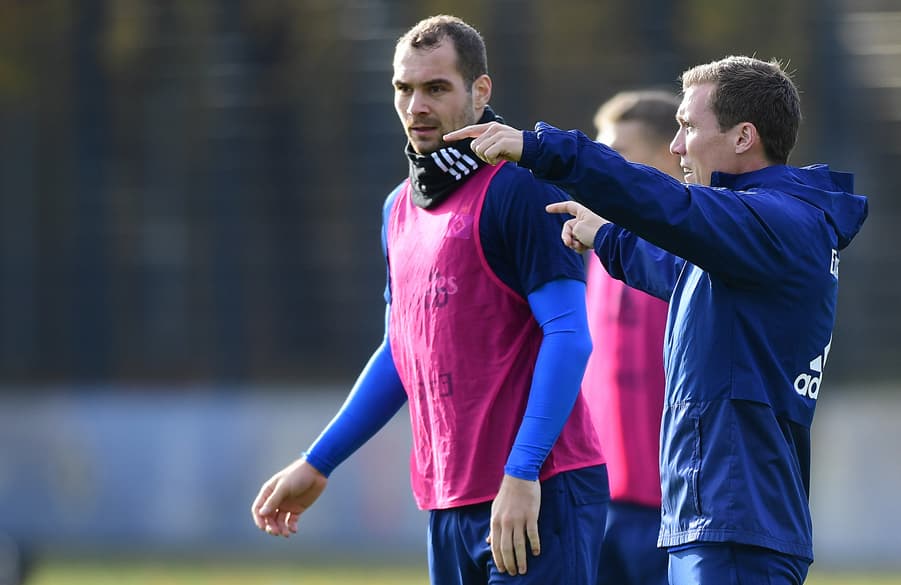 Pierre-Michel Lasogga steht neben Hannes Wolf auf dem Trainingsplatz.