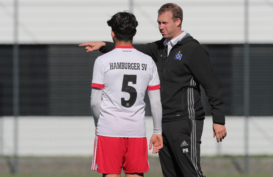 Pit Reimers gibt Anweisungen am Platz.