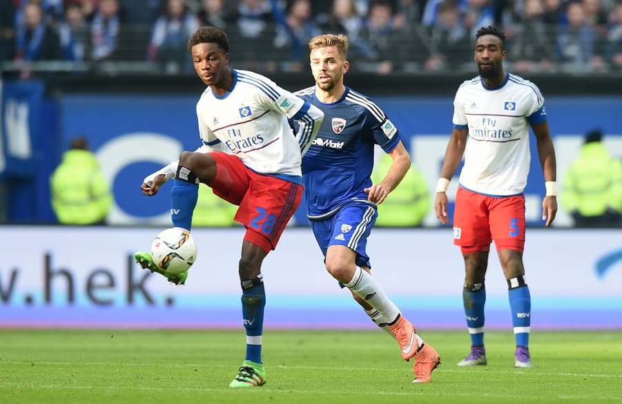 Zweikampf zwischen Gideon Jung und Lukas Hinterseer.
