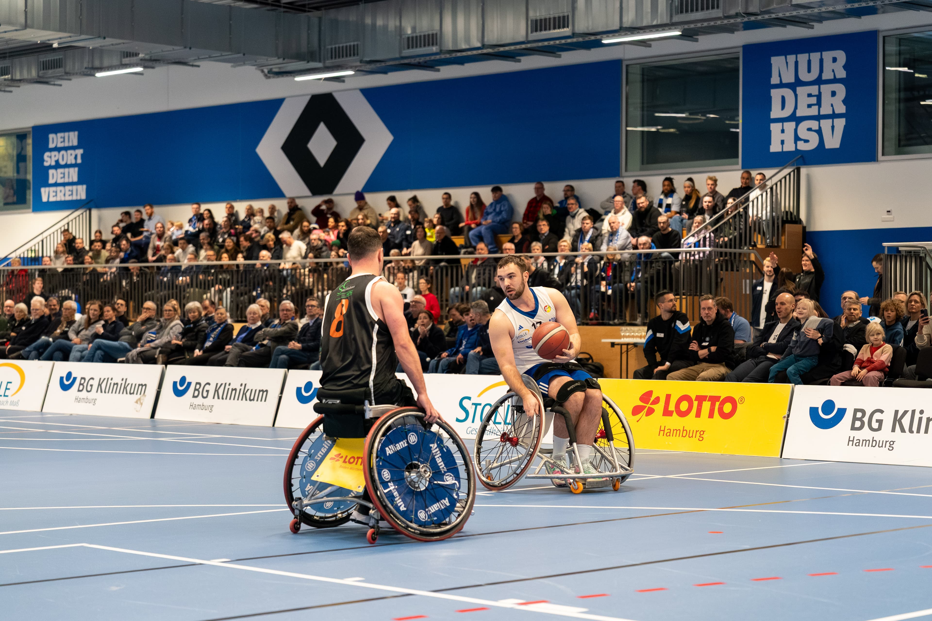 Spitzensport beim HSV. Drei HSV-Leichtathleten stehen Arm in Arm auf einer Tartanbahn.