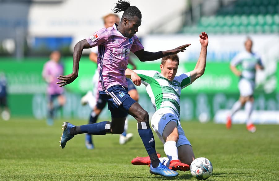 Jatta sprintet mit Ball.