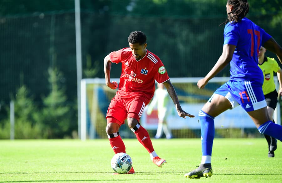 Jeremy Dudziak fühjrt den Ball im Spiel gegen Olypiakos Piräus.