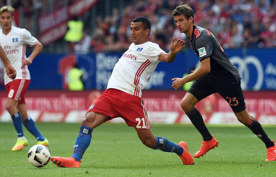 Nabil Bahoui im Duell mit Thomas Müller.