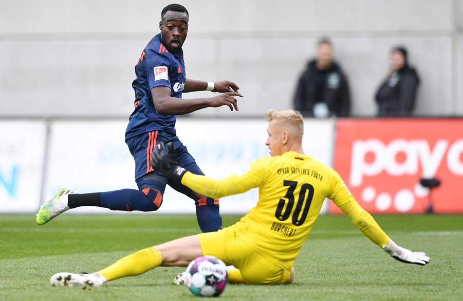 Das Tor des Tages: Khaled Narey hat den Ball an Fürth-Keeper Burchert vorbeigespitzelt und damit die 1:0-Führung erzielt - der Siegtreffer.