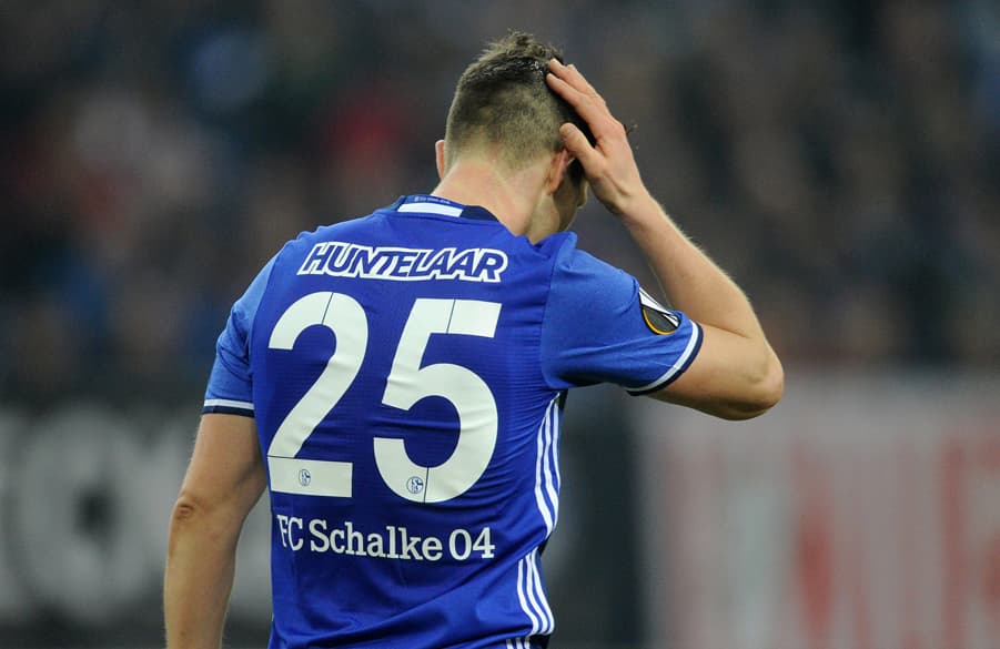 Mit Angreifer Klaas-Jan Huntelaar wird ein verdienter Spieler der Knappen verabschiedet.