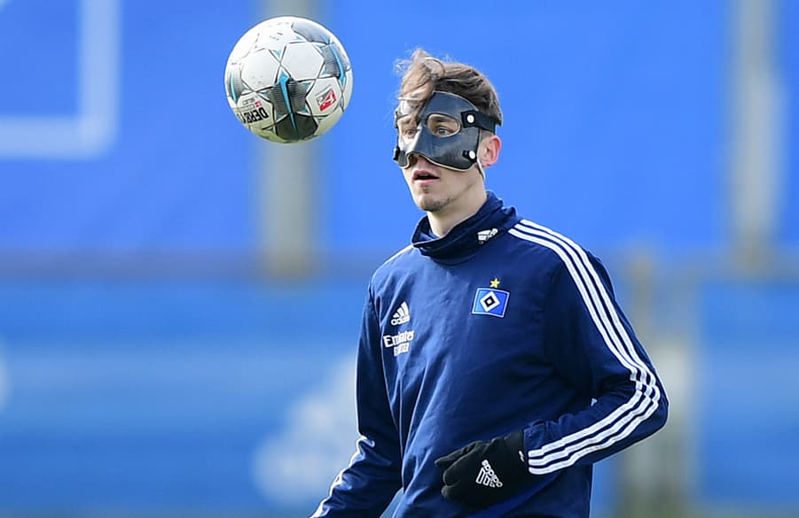 Adrian Fein ist nach seinem Jochbeinbruch mit einer speziell angefertigten Carbon-Maske wieder ins Mannschaftstraining eingestiegen.