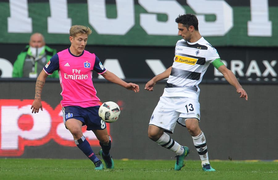 Lewis Holtby und Lars Stindl im Zweikampf.