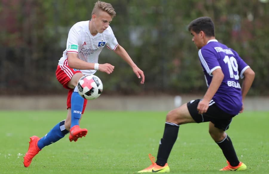 Ole Wohlers von der U17 spielt seinen Gegenspieler aus.