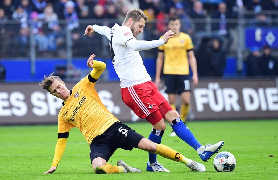 Aaron Hunt wird im Duell mit Dzenis Burnic gefoult.