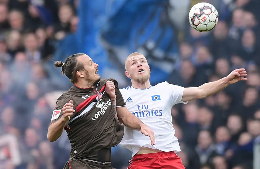 Rick van Drongelen im Kopfballduell mit Alex Meier.