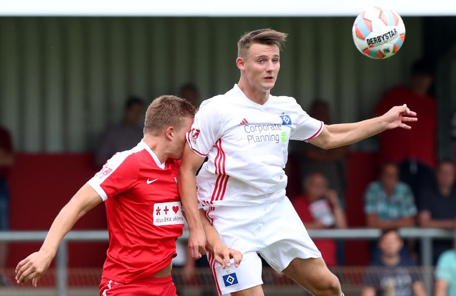 Törles Knöll von der U21 gewinnt ein Kopfballduell.