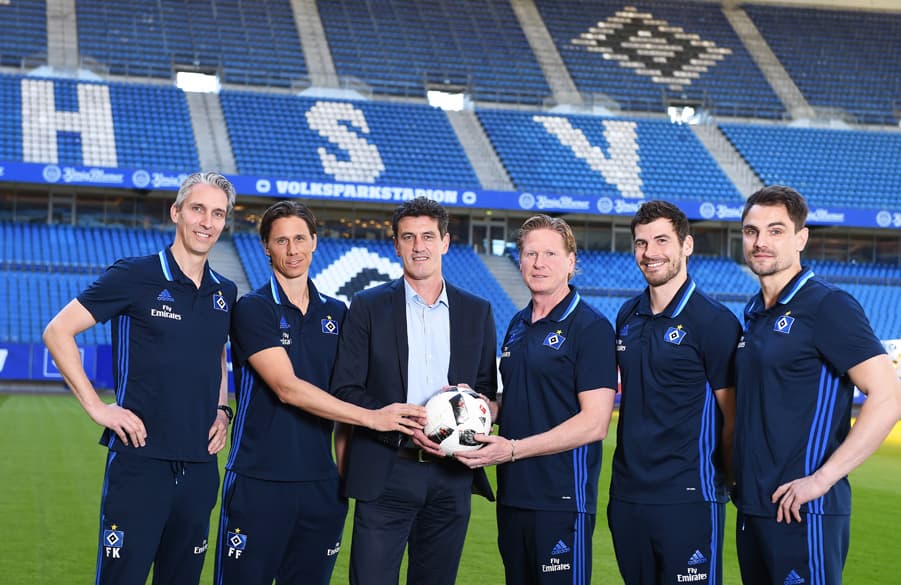 Die Co-Trainer Frank Kaspari und Fröhling, Sportchef Jens Todt, Cheftrainer Markus Gisdol, Athletiktrainer Daniel Müssig und Torwarttrainer Stefan Wächter (v.l.) sind erfreut über die weitere Zusammenarbeit.