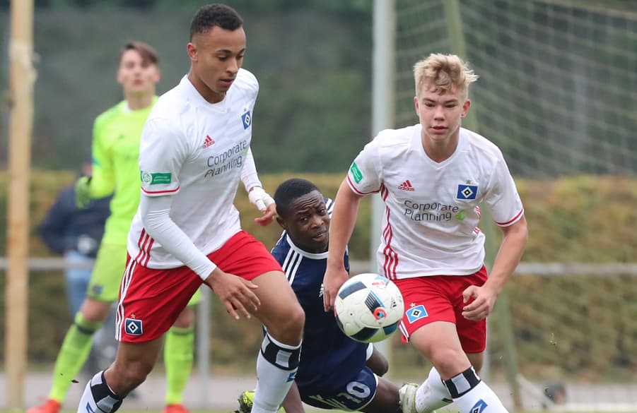 Tobias Knost und Alwin Seitz erobern gemeinsam den Ball.