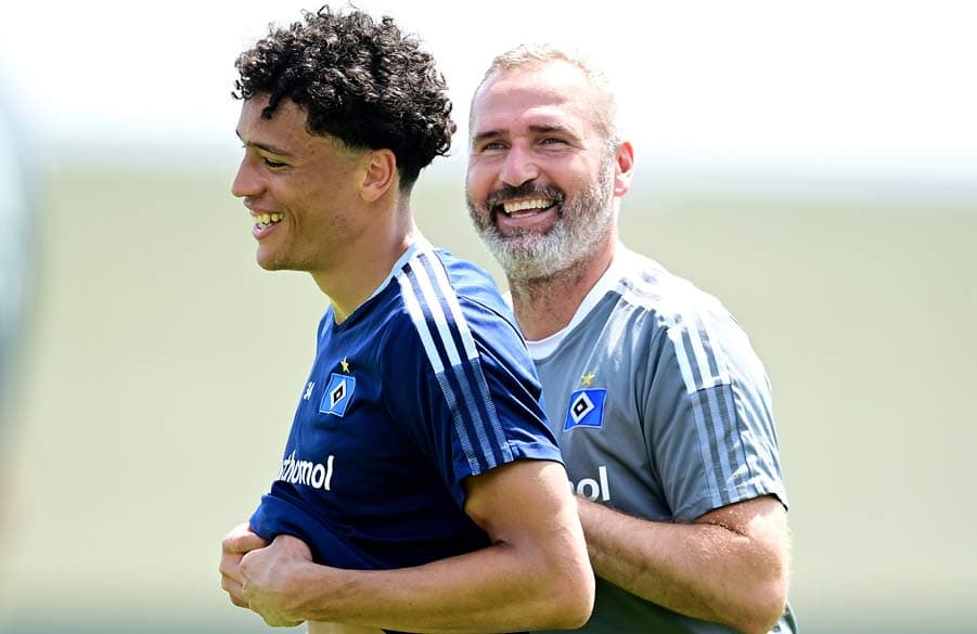 Tim Walter und Jonas David lachen.