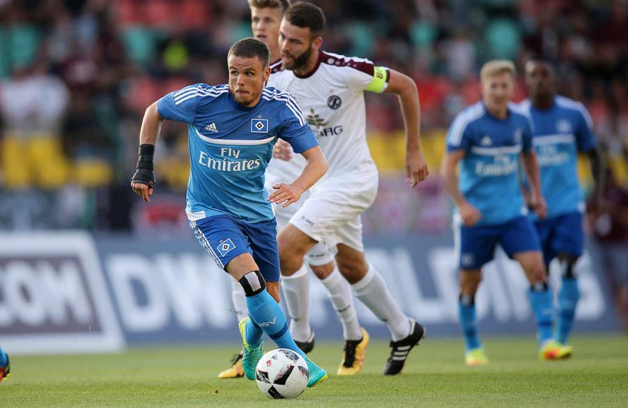 Nicolai Müller geht ins Dribbling