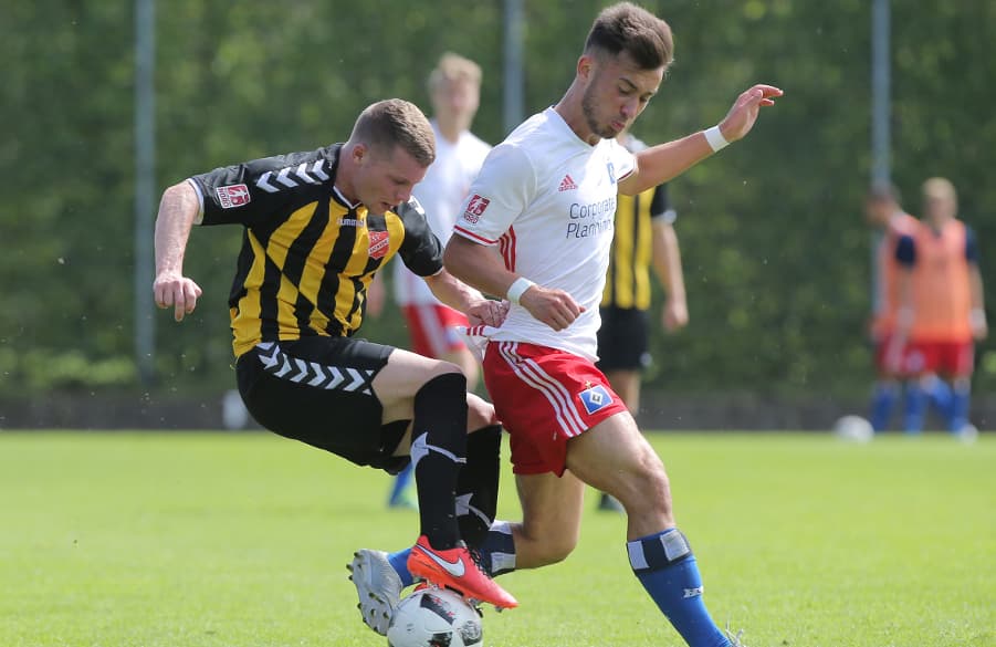 Mustafa Ercetion von der U21 im Zweikampf gegen einen Eicheder.