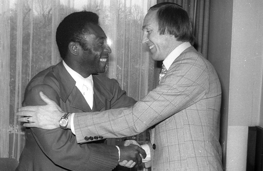 Als Spieler waren sie Kontrahenten, nach ihrer aktiven Zeit blieben sie freundschaftlich verbunden: Willi Schulz und Pele.