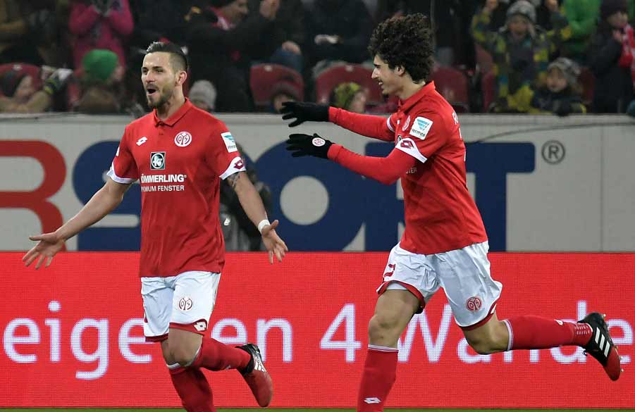 danny Latza jubelt zusammen mit Ramalho seinen Treffer.