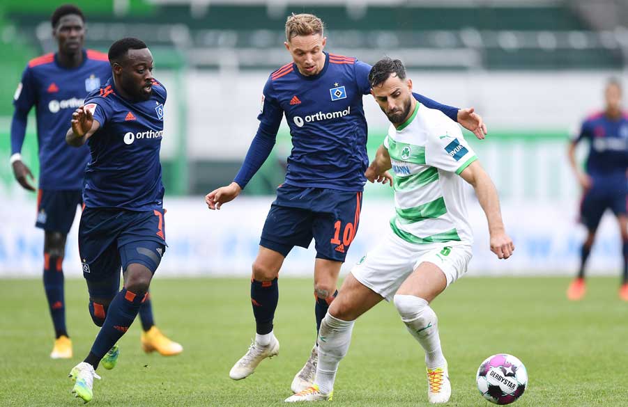 Mit vereinten Kräften verteidigten die Rothosen in der 2. Halbzeit mit einem Mann weniger auf dem Feld die knappe 1:0-Führung. Mit Erfolg.