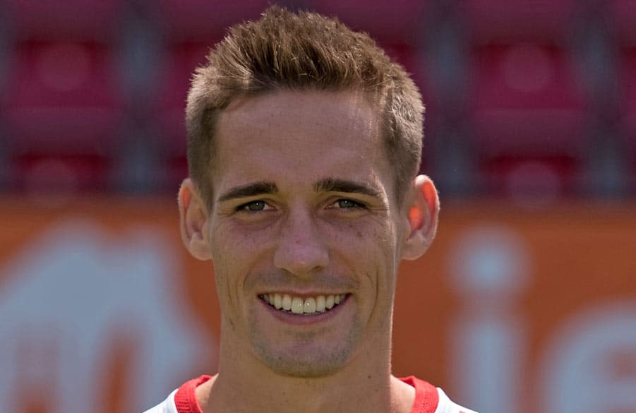 Philipp Klement lächelt in die Kamera.