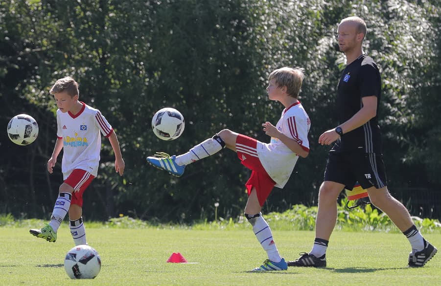 U13-Trainer Tim Reddersen beobachtet seine Spieler beim Training.