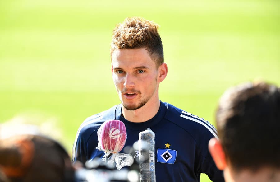 Angekommen in der Hansestadt: Nach dem heutigen Vormittagstraining gab Moritz Heyer seine erste Medienrunde als HSV-Spieler.