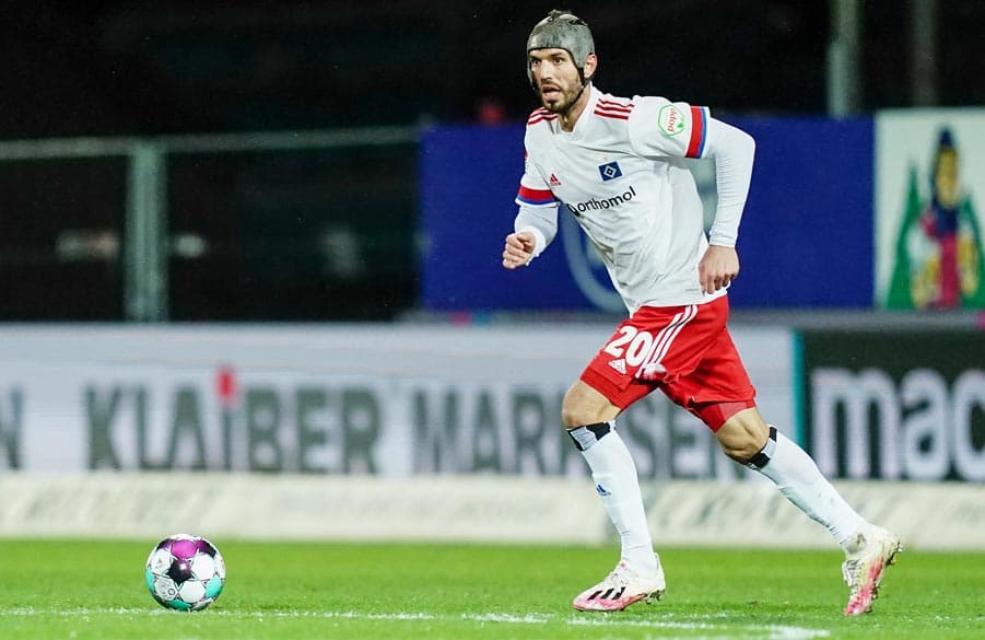 Klaus Gjasula blickt auf das Spielgeschehen.