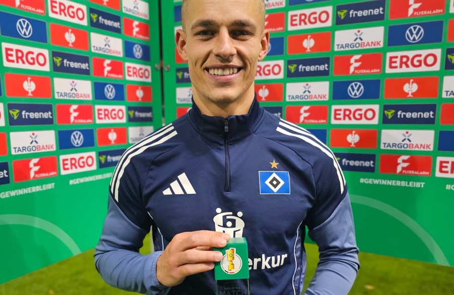 Miro Muheim führte den HSV in Heidenheim als Kapitän aufs Feld und bekam nach Spielende vom DFB die Trophäe für den "Man of the Match" überreicht.