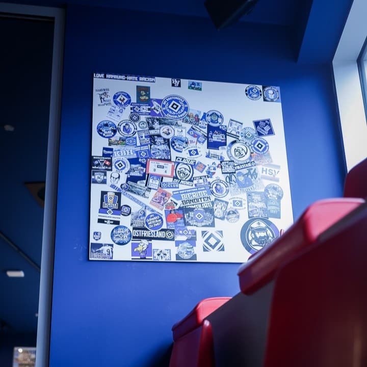 Erfreut sich großer Beliebtheit: Auf der Stickerwand können sich Fans und Mitglieder verewigen.