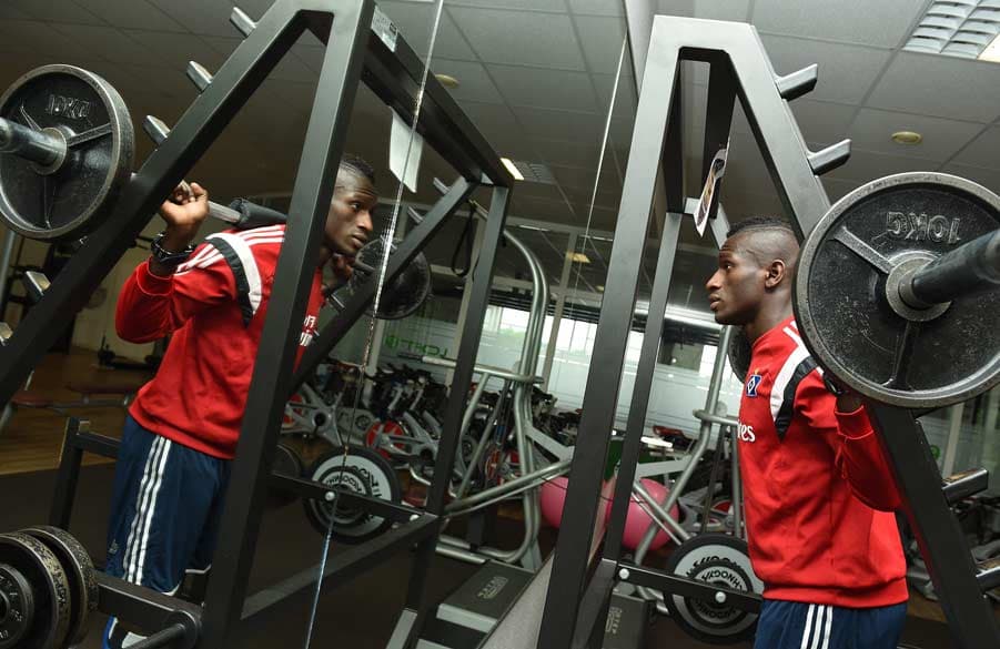 Bakery Jatta trainiert im Fitnessstudio mit schweren Hanteln.
