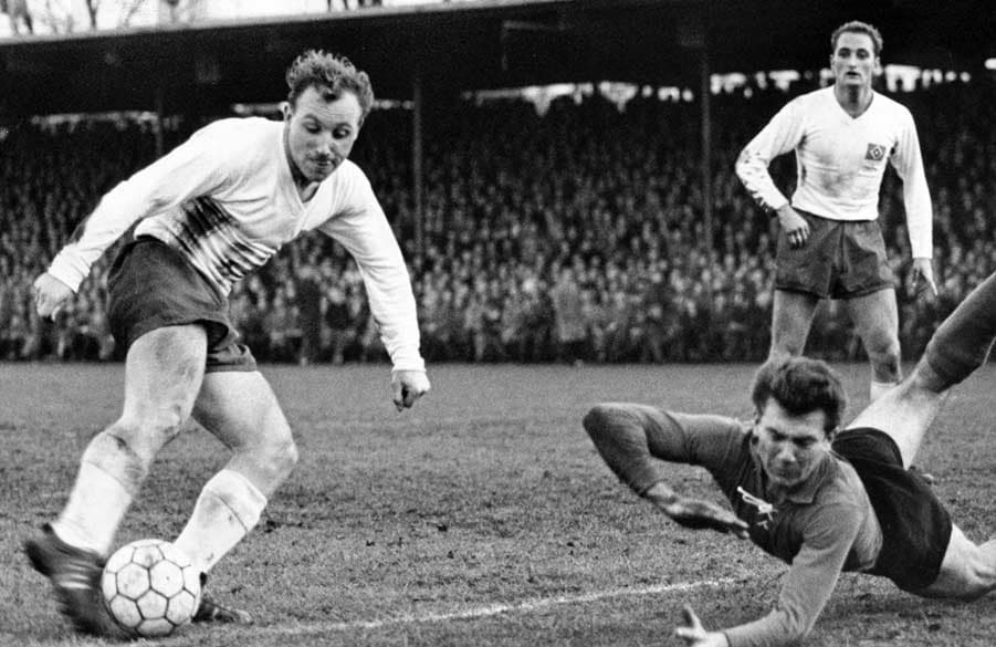 Uwe Seeler im Spiel gegen den VfL Osnabrück im Jahr 1961.