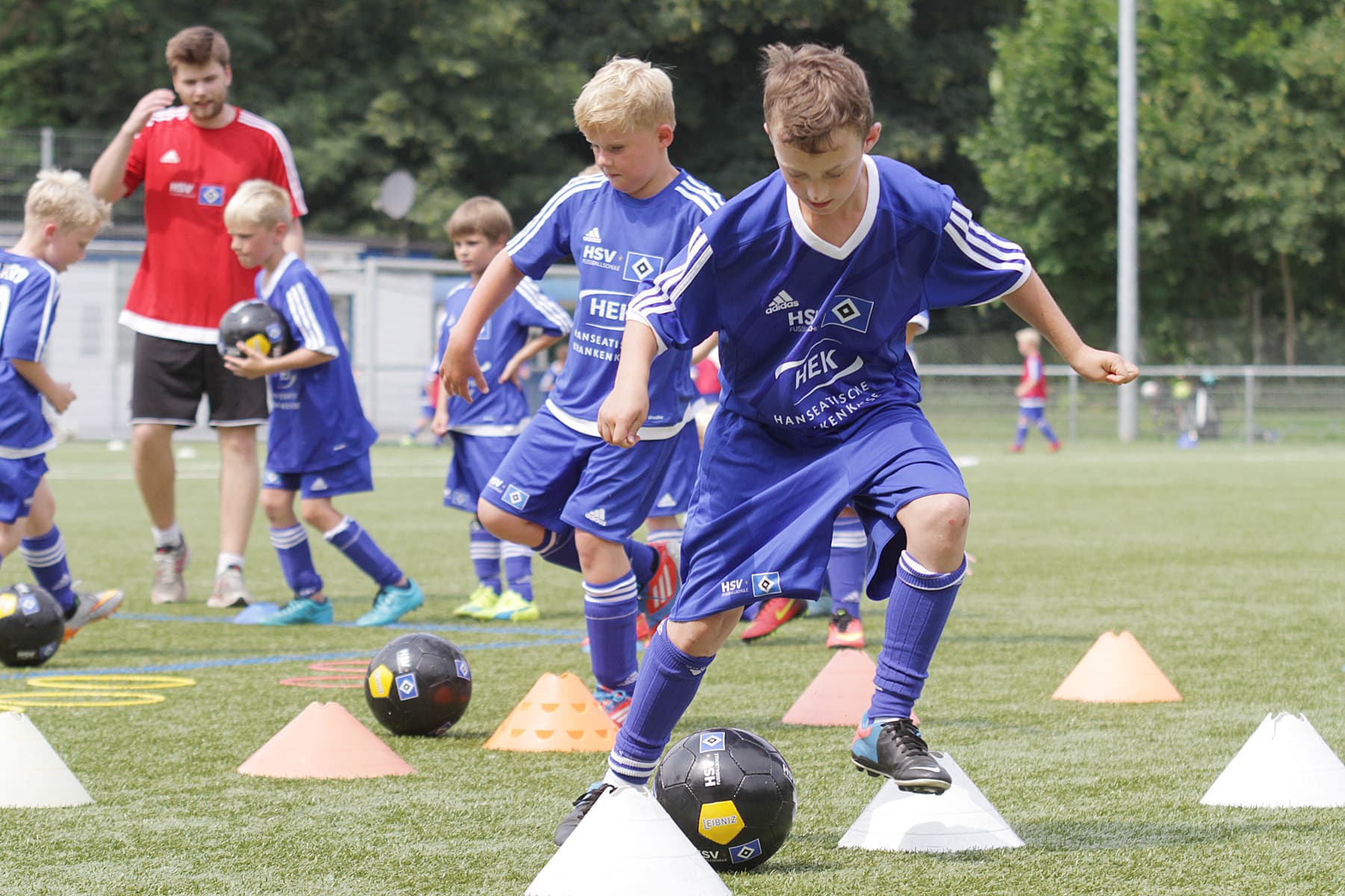Mini-Kicker beim Slalom-Training mit dem Ball.