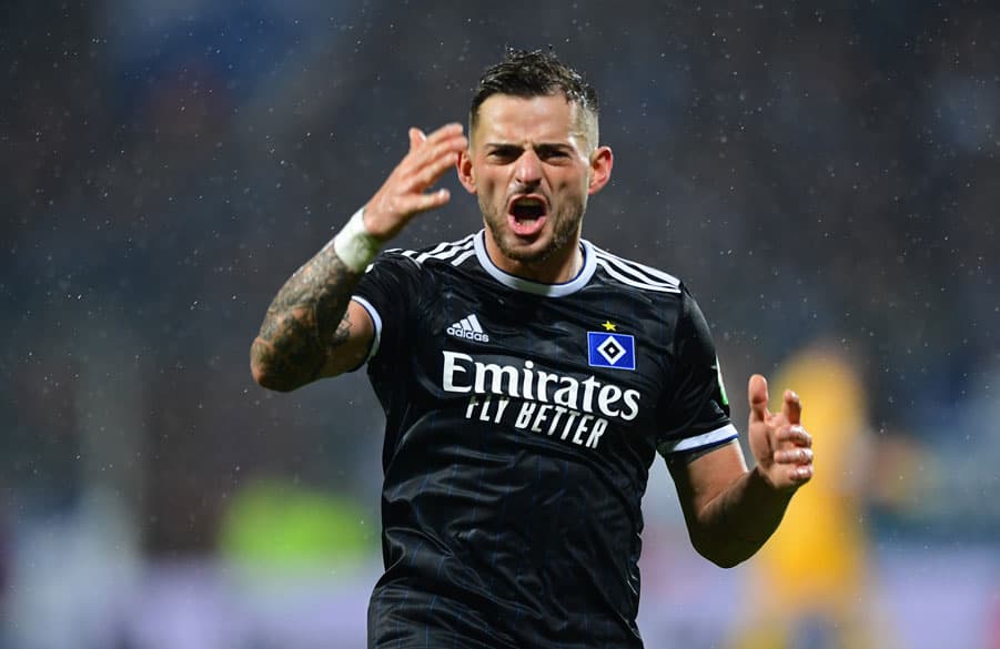 Tim Leibold jubelt im Dauerregen: Sein Traumtor drehte die Partie, der er mit seinem Assist für Joel Pohjanpalo auch noch den letzten Schubser gab. Stark!