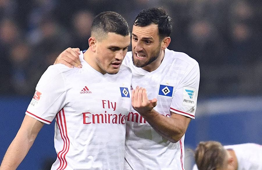 Mergim Mavraj redet auf Papadopoulos auf dem Spielfeld ein.