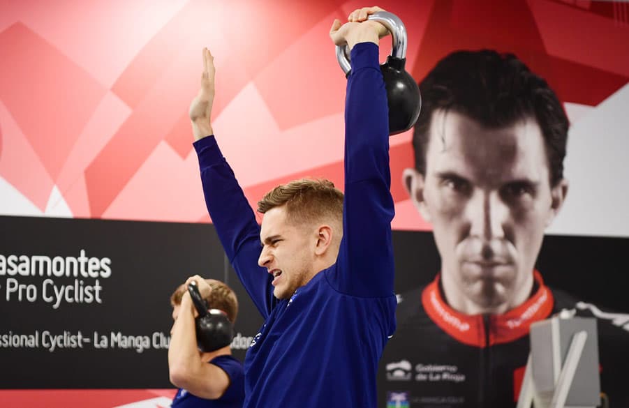 Julian Pollersbeck stemmt ein Gewicht im Kraftraum.