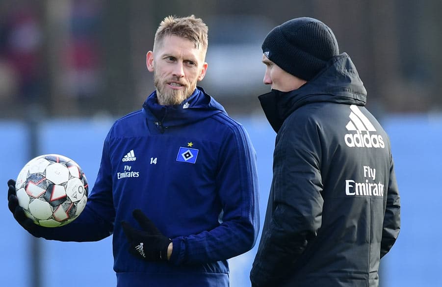 Aaron Hunt und Hannes Wolf stehen auf dem Traiingsplatz und unterhalten sich.