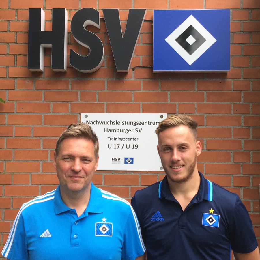 U21-Trainer Dirk Kunert steht neben seinem Neuzugang Dennis Strompen (re.).