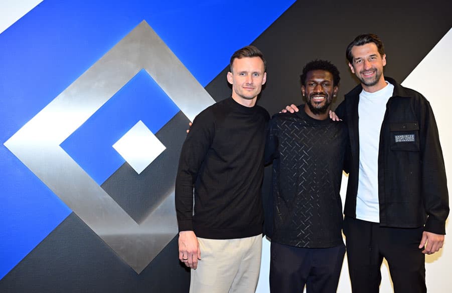Bakery Jatta freut sich, seinen Weg beim HSV mit Vorstand Jonas Boldt (r.) und Direktor Profifußball Claus Costa (l.) fortzusetzen.