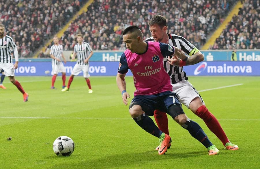 Bobby Wood ackerte in vorderster Front gewohnt emsig, konnte aber in der ersten Halbzeit gegen die massive Frankfurter Deckung nicht die gewohnte Gefahr ausstrahlen.