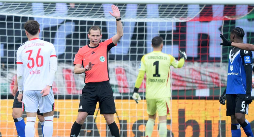 Schiedsrichter Braun zeigt es an: Abseits. Das vermeintliche frühe 1:0 des FC Augsburg zählt nicht.