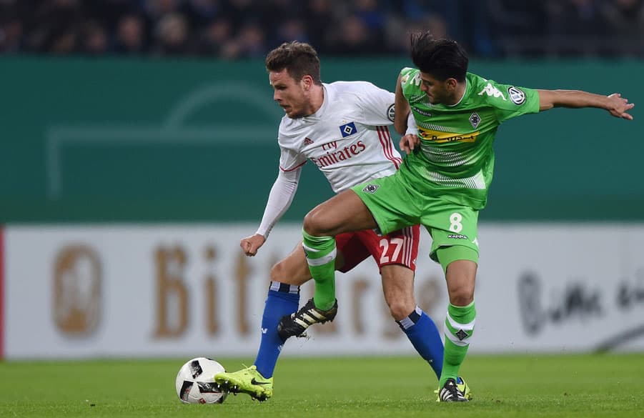 Nicolai Müller tackling Gladbach’s Dahoud